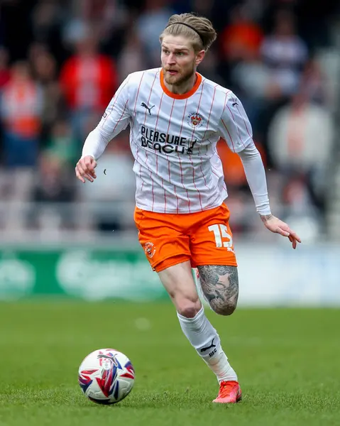 Blackpool takımından Hayden Coulson, 22 Mart 2025 'te İngiltere' nin Sixfields Stadyumu 'nda oynanan Northampton Town-Blackpool maçında topla koşuyor.