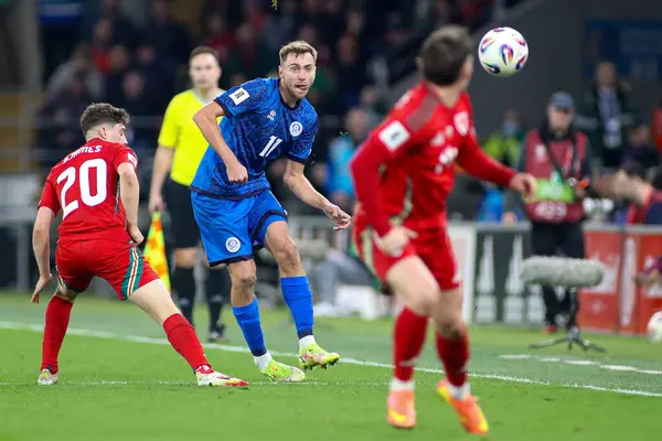 Kazakistan 'dan Yan Vorogovskiy, FIFA Dünya Kupası eleme maçında pas veriyor. J Grubu, Cardiff City Stadyumu' nda Galler - Kazakistan maçı, 22 Mart 2025