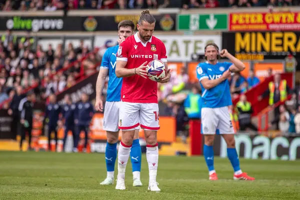 Wrexham 'dan Jay Rodriguez, Wrexham-Stockport County maçında penaltısını almaya hazırlanıyor. SToK Cae Ras, Wrexham, Birleşik Krallık, 22 Mart 2025