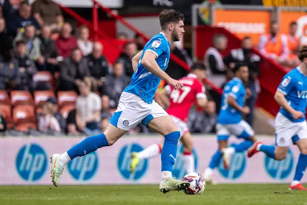 Stockport County 'den Ethan Pye, 22 Mart 2025' te İngiltere 'nin SToK Cae Ras, Wrexham kentinde oynanan Sky Bet 1 karşılaşmasında topu taşıyor.