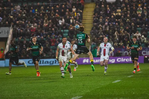 George Hendy, Gallagher Premiership maçında yüksek topun altında Northampton Saints, Leicester Tigers 'a karşı Franklin' s Gardens, Northampton, İngiltere 'deki Cinch Stadyumu' nda 21 Mart 2025