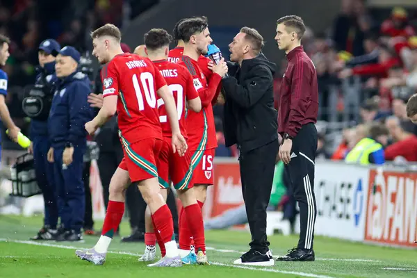 Galler teknik direktörü Craig Bellamy, 22 Mart 2025 tarihinde Cardiff City Stadyumu 'nda oynanan FIFA Dünya Kupası eleme maçında oyuncularına sesleniyor.