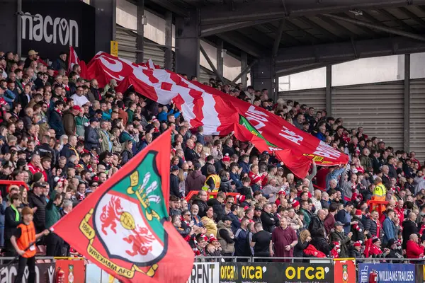 Wrexham taraftarları Wrexham - Stockport County maçı sırasında Wrexham - SToK Cae Ras, Wrexham, Birleşik Krallık, 22 Mart 2025