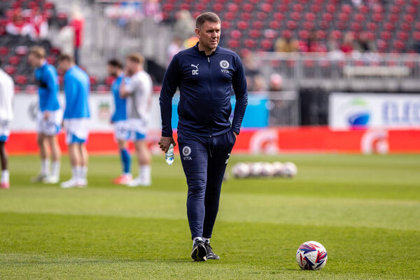 Менеджер "Стокпорт Каунти" Дэйв Чалинор во время матча Первой лиги Sky Bet League 1 "Рексем - Стокпорт Каунти" на стадионе "SToK Cae Ras", Рексем, Великобритания, 22 марта 2025 года