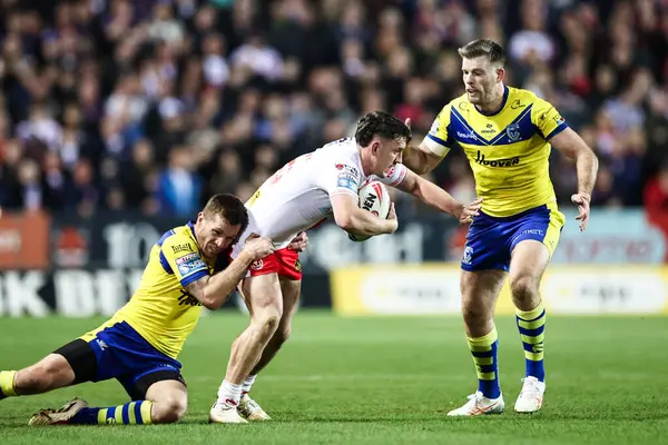 St. Helens 'li Tristan Sailor, Betfred Süper Lig 5. Raundu' nda St Helens - Warrington Wolves maçı sırasında Warrington Wolves 'tan Marc Sneyd ile karşı karşıya geldi.