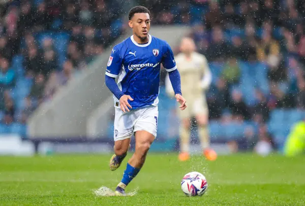 Chesterfield takımından Lewis Gordon, 22 Mart 2025 'te Chesterfield-Harrogate maçında SMH Group Stadiumact Stadyumu' nda karşı karşıya geldi.