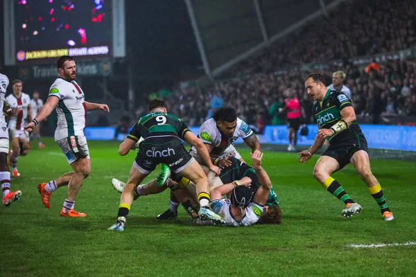 Solomone Kata ve Cameron Henderson, Gallagher Premiership maçında George Hendy 'yi Franklin' s Gardens, Northampton 'daki Cinch Stadyumu' nda Northampton Saints - Leicester Tigers maçında teslim etmeye çalıştılar.