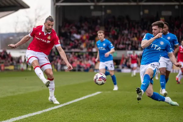 Wrexham 'dan Jay Rodriguez, Wrexham - Stockport County maçı sırasında Wrexham - SToK Cae Ras, Wrexham, Birleşik Krallık, 22 Mart 2025