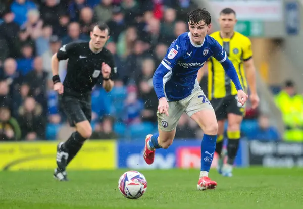Chesterfield takımından Jensen Metcalf, 22 Mart 2025 'te İngiltere' nin Chesterfield kentinde oynanan SMH Group Stadiumact Stadyumu 'nda oynanan maçta topu düşürüyor.