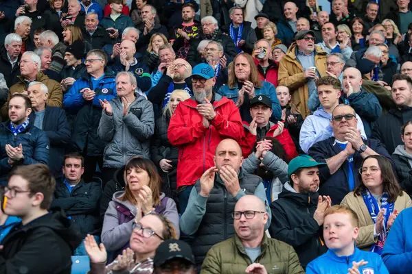 Chesterfield taraftarları, 22 Mart 2025 'te İngiltere' nin Chesterfield şehrindeki SMH Group Stadiumact Stadyumu 'nda oynanan Sky Bet 2 karşılaşmasında Chesterfield ile Harrogate Town karşı karşıya geldiler.