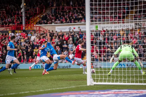 Wrexham 'dan Jay Rodriguez penaltıyı geri çeviremedi ama Wrexham - Stockport County maçı sırasında Wrexham - SToK Cae Ras, Wrexham, Birleşik Krallık, 22 Mart 2025