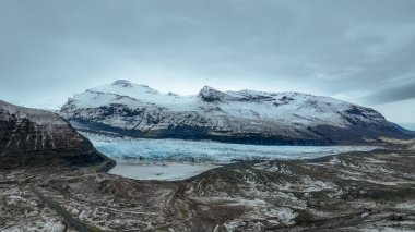 Skaftafell Buzulu 'nun havadan görünüşü. İzlanda 'daki Vatnajkull Ulusal Parkı' nın bir parçası olan Skaftafell Buzulu nefes kesici buz oluşumları ve engebeli manzaralarıyla karakterize edilen şaşırtıcı bir doğa harikasıdır. Skaftafell Buzulu, Skaftafell, İzlanda
