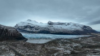 Skaftafell Buzulu 'nun havadan görünüşü. İzlanda 'daki Vatnajkull Ulusal Parkı' nın bir parçası olan Skaftafell Buzulu nefes kesici buz oluşumları ve engebeli manzaralarıyla karakterize edilen şaşırtıcı bir doğa harikasıdır. Skaftafell Buzulu, Skaftafell, İzlanda