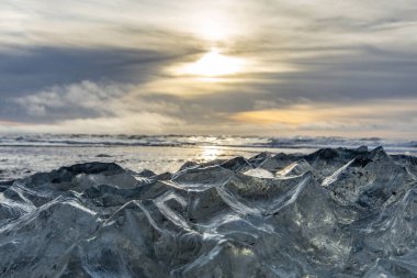 25 Mart 2025 'te Jkulsrln Buzul Gölü, Jkulsrln, İzlanda' dan nehrin aşağısında yüzen Elmas Plajı 'nda küçük buzdağı kıyıya vurdu.