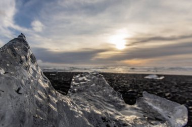 25 Mart 2025 'te Jkulsrln Buzul Gölü, Jkulsrln, İzlanda' dan nehrin aşağısında yüzen Elmas Plajı 'nda küçük buzdağı kıyıya vurdu.