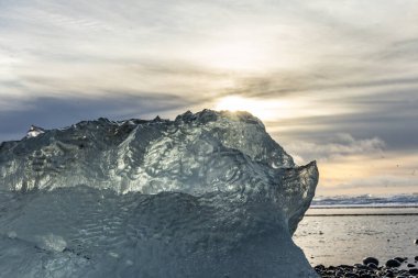 25 Mart 2025 'te Jkulsrln Buzul Gölü, Jkulsrln, İzlanda' dan nehrin aşağısında yüzen Elmas Plajı 'nda küçük buzdağı kıyıya vurdu.