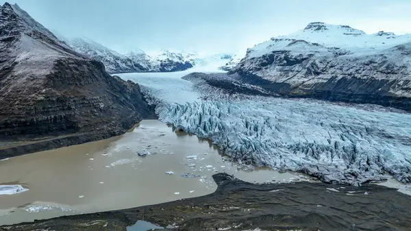 Skaftafell Buzulu 'nun havadan görünüşü. İzlanda 'daki Vatnajkull Ulusal Parkı' nın bir parçası olan Skaftafell Buzulu nefes kesici buz oluşumları ve engebeli manzaralarıyla karakterize edilen şaşırtıcı bir doğa harikasıdır. Skaftafell Buzulu, Skaftafell, İzlanda