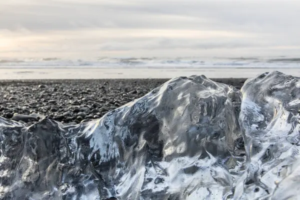 25 Mart 2025 'te Jkulsrln Buzul Gölü, Jkulsrln, İzlanda' dan nehrin aşağısında yüzen Elmas Plajı 'nda küçük buzdağı kıyıya vurdu.