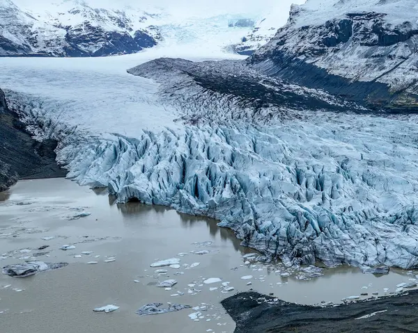 Skaftafell Buzulu 'nun havadan görünüşü. İzlanda 'daki Vatnajkull Ulusal Parkı' nın bir parçası olan Skaftafell Buzulu nefes kesici buz oluşumları ve engebeli manzaralarıyla karakterize edilen şaşırtıcı bir doğa harikasıdır. Skaftafell Buzulu, Skaftafell, İzlanda