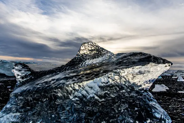 25 Mart 2025 'te Jkulsrln Buzul Gölü, Jkulsrln, İzlanda' dan nehrin aşağısında yüzen küçük bir köpekbalığı şekilli Iceberg karaya çıktı.