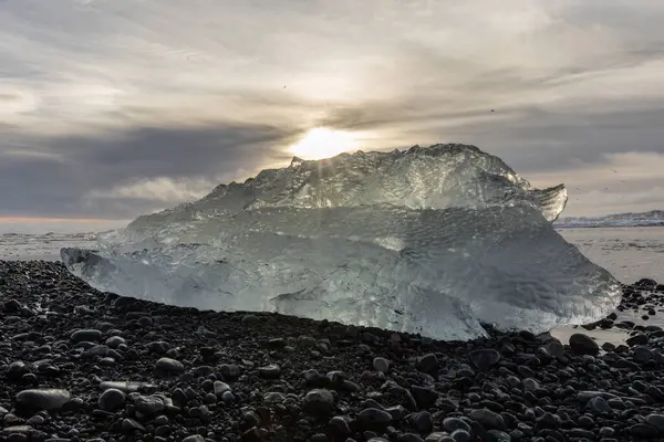 25 Mart 2025 'te Jkulsrln Buzul Gölü, Jkulsrln, İzlanda' dan nehrin aşağısında yüzen Elmas Plajı 'nda küçük buzdağı kıyıya vurdu.