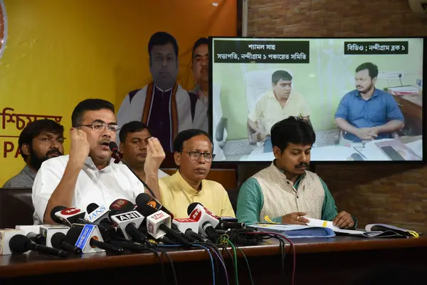 Kolkata Knight Riders ve Royal Challengers arasında 22 Mart 2025 tarihinde Hindistan 'da yapılan basın toplantısı.