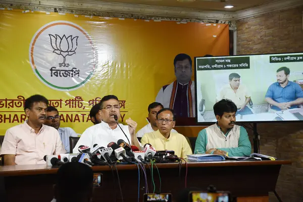 Batı Bengal Muhalefet Lideri Suvendu Adhikari, 26 Mart 2025 'te Hindistan' ın Kolkata kentindeki Bharatiya Janta Parti Ofisi 'nde OBC anketi konulu basın toplantısında bir konuşma yaptı.