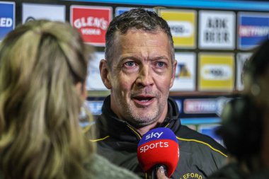 Jenna Brooks, 27 Mart 2025 'te The Mend-A-Hose Jungle, Castleford, İngiltere' de oynanan 6. Betfred Süper Lig karşılaşmasında Castleford Tigers vs Hull FC maçından önce Castleford Tigers 'ın baş antrenörü Danny McGuire ile konuştu.