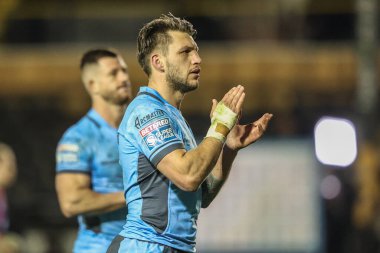 Hull FC 'den Tom Briscoe, 27 Mart 2025' te The Mend-A-Hose Jungle, Castleford, İngiltere 'de oynanan 6. Betfred Süper Lig karşılaşmasında taraftarları alkışlıyor.