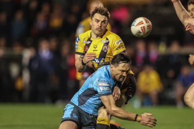 Castleford Tigers 'dan Tex Hoy, 27 Mart 2025' te The Mend-A-Hose Jungle, Castleford, Castleford, Birleşik Krallık 'ta oynanan Betfred Süper Lig 6. Raundunda pas atan Hull FC' li Jordan Rapana 'ya karşı.