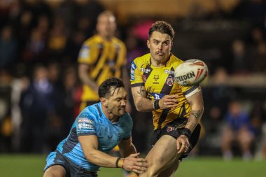 Castleford Tigers 'dan Tex Hoy, 27 Mart 2025' te The Mend-A-Hose Jungle, Castleford, Castleford, Birleşik Krallık 'ta oynanan Betfred Süper Lig 6. Raundunda pas atan Hull FC' li Jordan Rapana 'ya karşı.