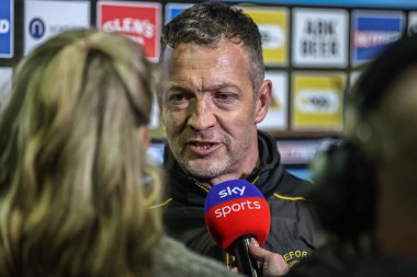 Jenna Brooks, 27 Mart 2025 'te The Mend-A-Hose Jungle, Castleford, İngiltere' de oynanan 6. Betfred Süper Lig karşılaşmasında Castleford Tigers vs Hull FC maçından önce Castleford Tigers 'ın baş antrenörü Danny McGuire ile konuştu.