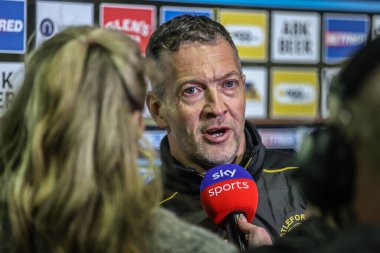 Jenna Brooks, 27 Mart 2025 'te The Mend-A-Hose Jungle, Castleford, İngiltere' de oynanan 6. Betfred Süper Lig karşılaşmasında Castleford Tigers vs Hull FC maçından önce Castleford Tigers 'ın baş antrenörü Danny McGuire ile konuştu.