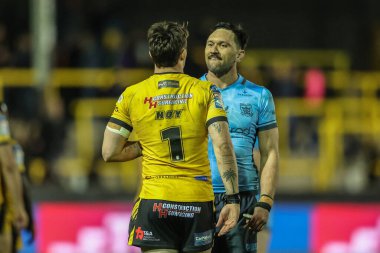 Hull FC 'den Jordan Rapana ve Castleford Tigers' dan Tex Hoy, 27 Mart 2025 'te The Mend-A-Hose Jungle, Castleford, Birleşik Krallık' ta oynanan Betfred Süper Lig 6. tur karşılaşmasında el sıkışıyor.