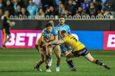 Lewis Martin, Castleford Tigers 'dan Josh Hodson ve Castleford Tigers' dan Rowan Milnes tarafından 27 Mart 2025 'te The Mend-A-Hose Jungle, Castleford, Birleşik Krallık' ta oynanan Betfred Süper Lig 6.