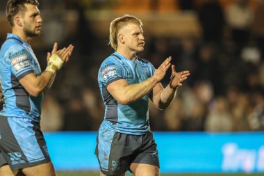 Hull FC 'den Brad Fash, 27 Mart 2025' te The Mend-A-Hose Jungle, Castleford, İngiltere 'de oynanan 6. Betfred Süper Lig karşılaşmasında taraftarları alkışlıyor.