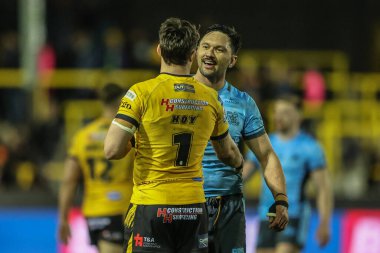 Hull FC 'den Jordan Rapana ve Castleford Tigers' dan Tex Hoy, 27 Mart 2025 'te The Mend-A-Hose Jungle, Castleford, Birleşik Krallık' ta oynanan Betfred Süper Lig 6. tur karşılaşmasında el sıkışıyor.