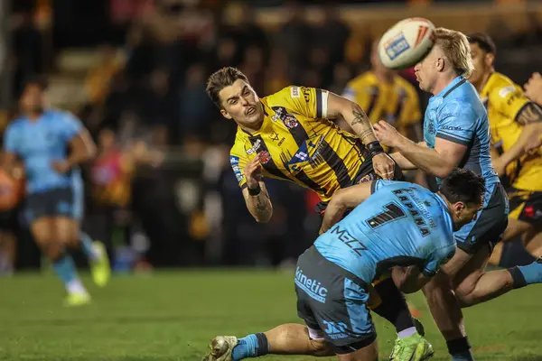 Castleford Tigers 'dan Tex Hoy, 27 Mart 2025' te The Mend-A-Hose Jungle, Castleford, Castleford, Birleşik Krallık 'ta oynanan Betfred Süper Lig 6. Raundunda pas atan Hull FC' li Jordan Rapana 'ya karşı.