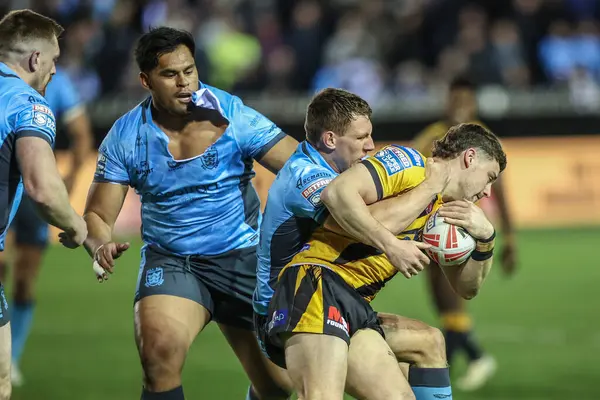 Castleford Tigers 'dan Josh Simm, Hull FC' den Jordan Lane ve Hull FC 'den Herman Eseese tarafından 27 Mart 2025' te The Mend-A-Hose Jungle, Castleford, İngiltere 'de oynanan Betfred Süper Lig 6.