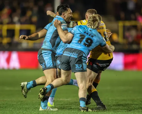 Castleford Tigers 'dan Brad Singleton, Hull FC' den Jordan Rapana ve Hull FC 'den Brad Fash tarafından 27 Mart 2025' te The Mend-A-Hose Jungle, Castleford, İngiltere 'de oynanan Betfred Süper Lig 6.