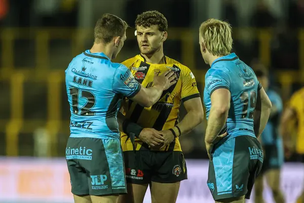 Hull FC 'den Jordan Lane, Hull FC' den Brad Fash 27 Mart 2025 'te The Mend-A-Hose Jungle, Castleford, İngiltere' de oynanan Betfred Super League 6. Raundunda Castleford Tigers vs Hull FC maçında Castleford Tigers ile konuştular.