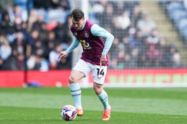 Burnley 'den Connor Roberts, Burnley ile Bristol City arasındaki 29 Mart 2025' te oynanan Gökyüzü İddia Şampiyonası maçında topu ileri atıyor.