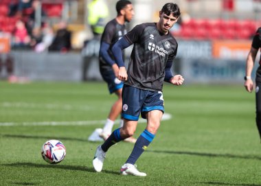 Crawley Town 'dan Josh Flint maç öncesi ısınma maçı sırasında New York Stadyumu, Rotherham, Birleşik Krallık' ta Rotherham United ve Crawley Town maçını izledi.