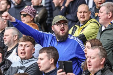 Leeds United taraftarları, 29 Mart 2025 'te Leeds Road, Leeds, İngiltere' de oynanan Sky Bet Şampiyonası maçında Marching On Together şarkısını söylüyor.