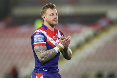 Wakefield Trinity 'den Tom Johnstone, 28 Mart 2025' te Leigh Spor Köyü, Leigh, İngiltere 'de oynanan Betfred Süper Lig 6. Raundunun ardından seyircileri alkışlıyor.