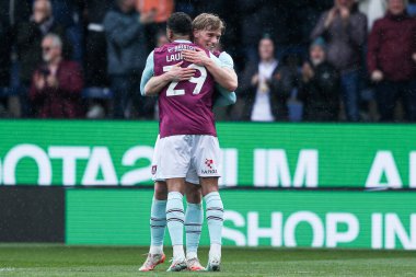 Burnley 'den Zian Flemming ve Burnley' den Josh Laurent, Burnley 'den Zian Flemming' in 29 Mart 2025 'te Bristol City' nin Turf Moor, Burnley, Birleşik Krallık 'ta oynadığı Gökyüzü İddia Şampiyonası maçında 1-0 kazanmasını kutluyorlar.
