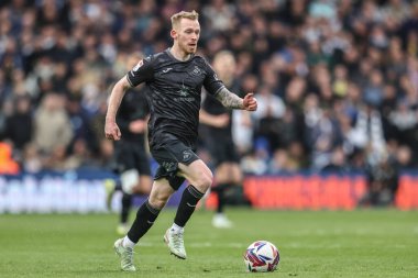 Swansea City 'den Lewis O' Brien, 29 Mart 2025 'te Leeds United ile Swansea City arasında oynanan Sky Bet Şampiyonası maçında topa vuruyor.