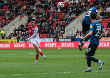 Crawley Town 'dan Ryan Sandford, Rotherham United takımından Joe Powell' ın 29 Mart 2025 'te New York Stadyumu' nda oynanan 1.