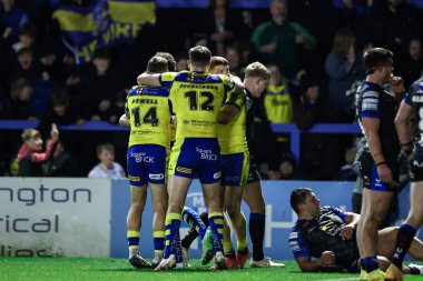 Warrington Wolves 'tan Stefan Ratchford, 28 Mart 2025' te Warrington, İngiltere 'deki Halliwell Jones Stadyumu' nda oynanan Warrington Wolves - Leeds Rhinos maçında denemesini kutluyor.