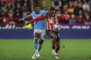 Coventry City 'den Ephron Mason-Clark ve Sheffield United takımından Femi Seriki 28 Mart 2025' te Bramall Lane, Sheffield, Birleşik Krallık 'ta oynanan Gökyüzü İddia Şampiyonası maçında top için savaştılar.